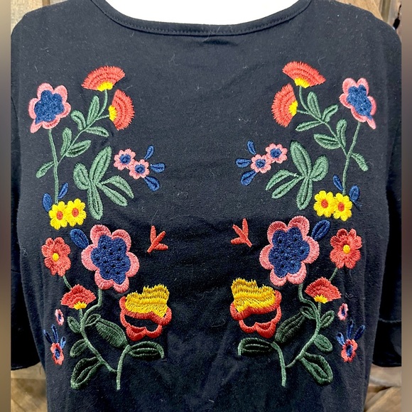 EUC Amaryllis Black Ruffle Sleeve Floral Embroidered Top Sz L - Picture 16 of 16